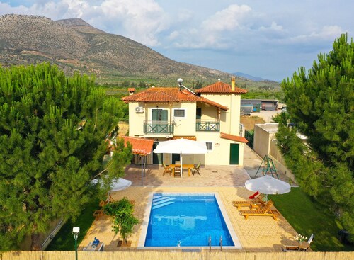 Family Cozy Villa
Discover easily nearby lovely Nafplio, Argos &hystoric Mycenae