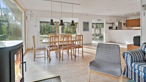 Un espace de vie moderne comprenant un coin repas, une cuisine et un coin salon.