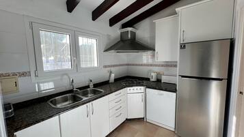 Frigorífico, microondas, horno y placa de cocina