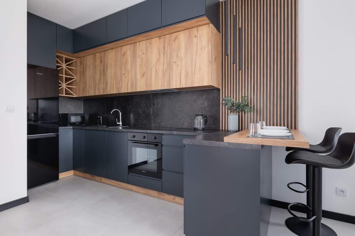 Jääkaappi, mikroaaltouuni, uuni, liesi