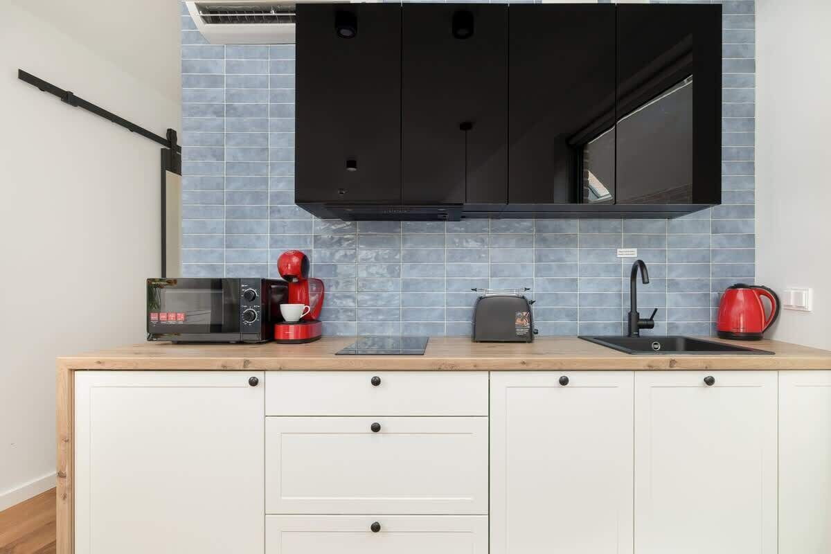 Fridge, microwave, stovetop, dishwasher