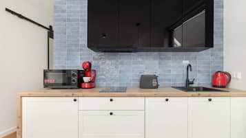 Frigorífico, microondas, placa de cocina y lavavajillas