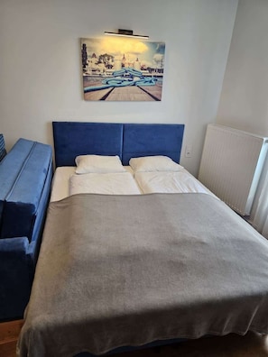 Iron/ironing board, WiFi, bed sheets