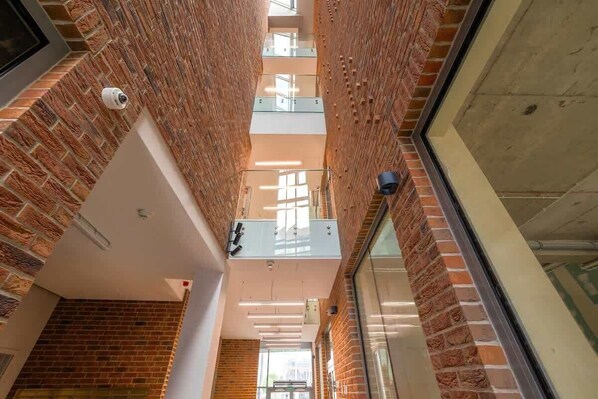 المنشأة من الداخل