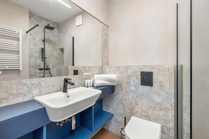 Douche, sĂšche-cheveux