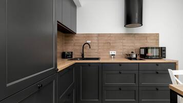 Kühlschrank, Mikrowelle, Herdplatte, Geschirrspüler