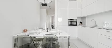 Réfrigérateur, four à micro-ondes, un four, surface de cuisson