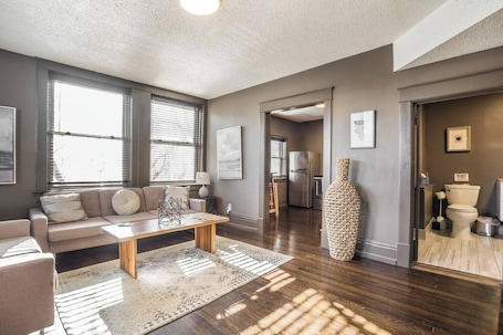 Smart TV, offices. Funky Town Apt! 39th ST Westport w/ Parking
