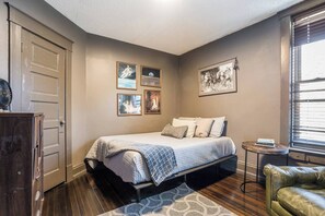 1 chambre, bureau, fer et planche à repasser, lit parapluie