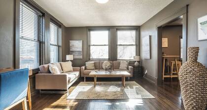 Funky Town Apt! 39th ST Westport w/ Parking