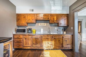 Fridge, microwave, oven, coffee/tea maker