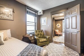 1 slaapkamer, een bureau, een strijkplank/strijkijzer, reisbedje