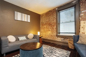 Smart TV, offices - Stylish Brick 1BR near 39th & KU Med (Kansas City)