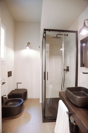 Haartrockner, Bidet, Handtücher, Seife