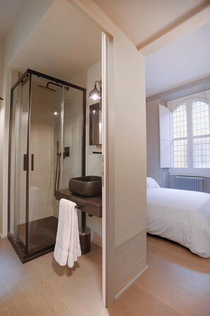 Sèche-cheveux, bidet, serviettes fournies, savon