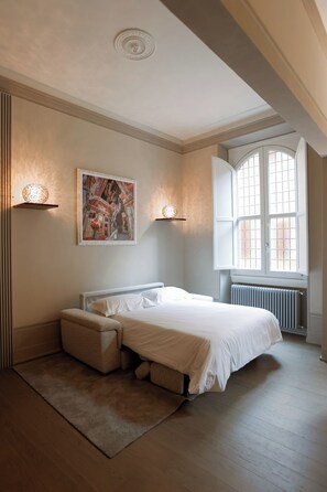 2 habitaciones, caja de seguridad en la habitación y escritorio 