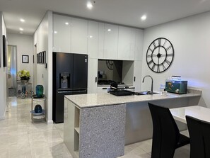 Kjøleskap, mikrobølgeovn, kokeplater og oppvaskmaskin