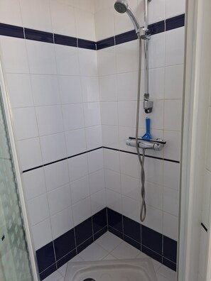 Dusche, Haartrockner, Handtücher, Seife
