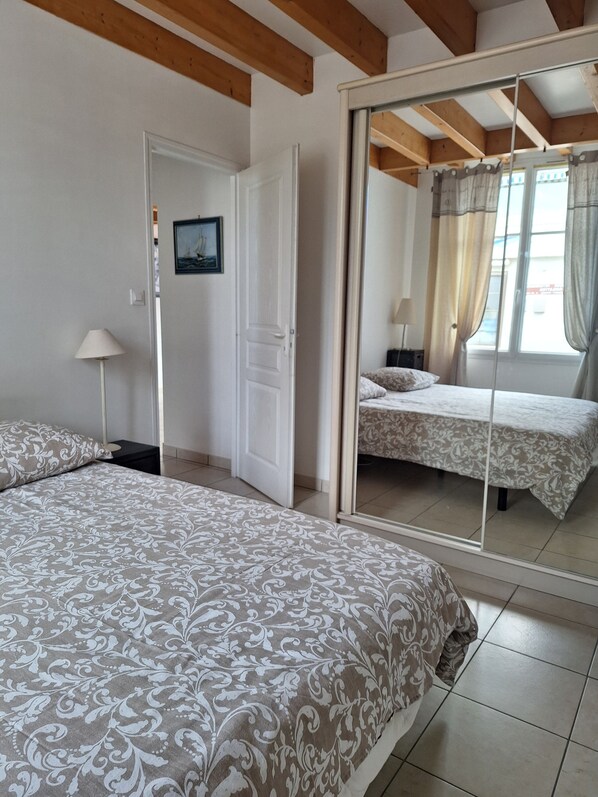 3 chambres, bureau, fer et planche à repasser, lit de bébé portatif