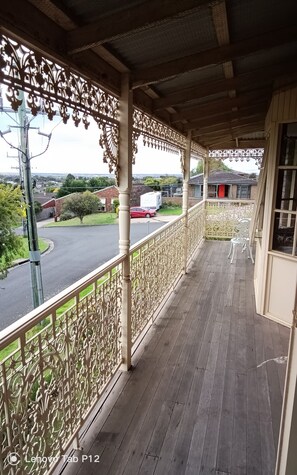 Property grounds - Vintage house for holiday in Geelong  (Grovedale)