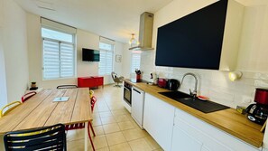 Een koelkast, een microgolfoven, een oven, een kookplaat