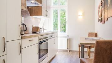 Apartment mit 2 Schlafzimmern an der Meerseite (27/2 & 27/03) | Private kitchen | Full-sized fridge, high chair, cleaning supplies