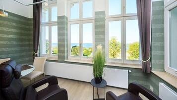 Deluxe Suite mit Meerblick (27/04) | Living area | 32-inch flat-screen TV with cable channels