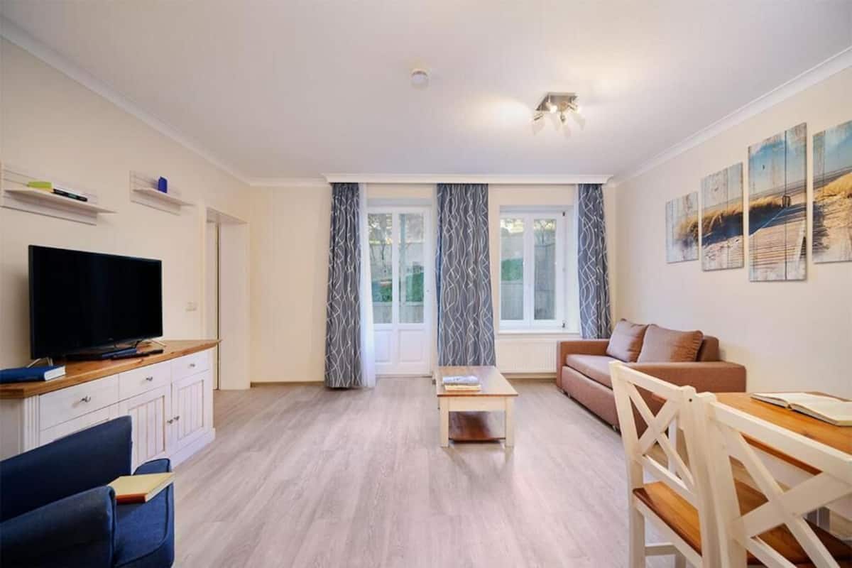 Appartement Erdgeschoss (24/01 | Woonruimte | Een 32-inch flatscreentelevisie met kabelzenders