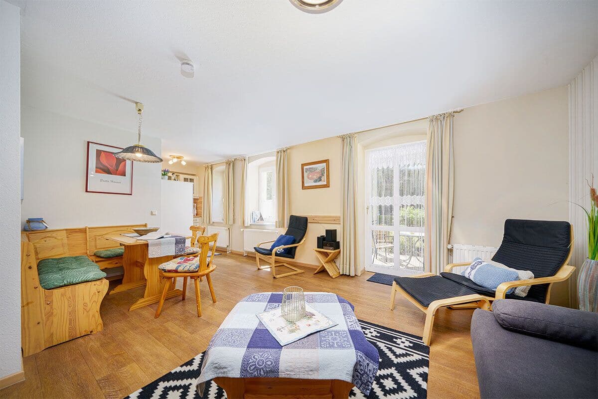 Apartment mit 1 Schlafzimmer und Terrasse (27/01) | Woonruimte | Een 32-inch flatscreentelevisie met kabelzenders