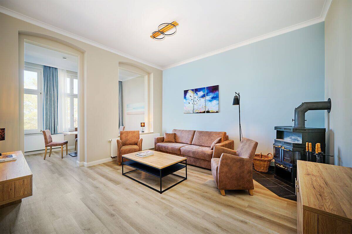 Apartment mit 2 Schlafzimmern an der Meerseite (27/2 & 27/03) | 起居區 | 32-吋平面電視，提供有線頻道