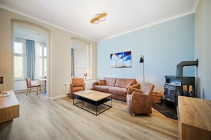 Apartment mit 2 Schlafzimmern an der Meerseite (27/2 & 27/03) | Living area | 32-inch flat-screen TV with cable channels - Strandvillen Wald & See (Zinnowitz)