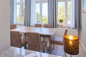 Apartment mit 2 Schlafzimmern an der Meerseite (27/2 & 27/03) | Coin séjour | Télévision à écran plat de 32 pouces avec chaînes par câble