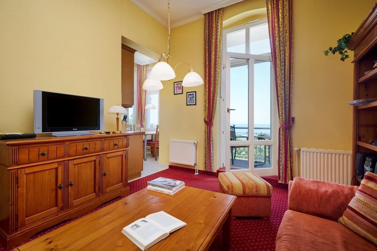 Apartment mit 1 Schlafzimmer zum Meer (27/05) | Woonruimte | Een 32-inch flatscreentelevisie met kabelzenders