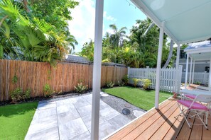 Terrace/patio - Beautiful, private,  bright one bedroom cottage walk to Duval, Truman Waterfront, Santiago's Bodega (Key West)
