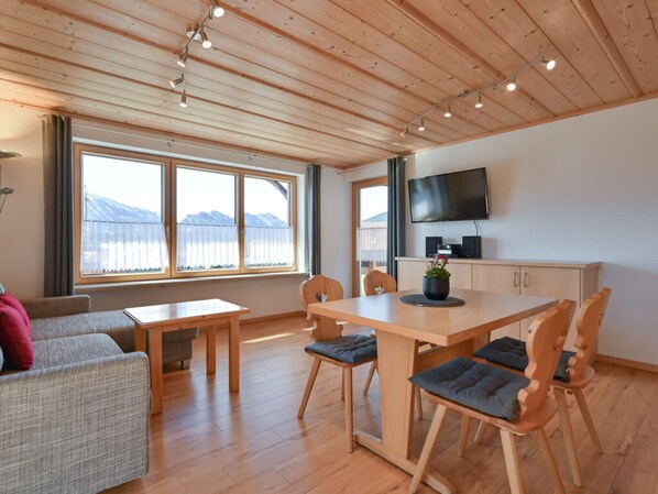Apartment | Dining
