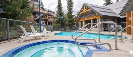 Een verwarmd zwembad