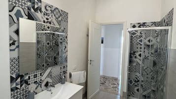 Doccia, asciugacapelli, bidet, asciugamani