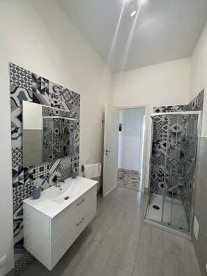 Dusche, Haartrockner, Bidet, Handtücher