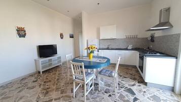 Fridge, oven, stovetop, coffee/tea maker