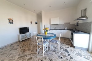 Refrigerador, horno, parrilla de estufa y cafetera y tetera 