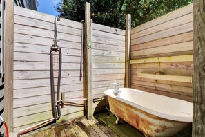 Property grounds - Higher Altitude 1 BR 1 BA Short walk to the beach! (Surf City)