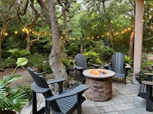 Higher Altitude 1 BR 1 BA Short walk to the beach!
