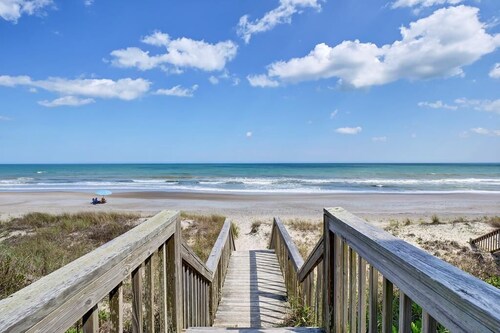 Higher Altitude 1 BR 1 BA Short walk to the beach!