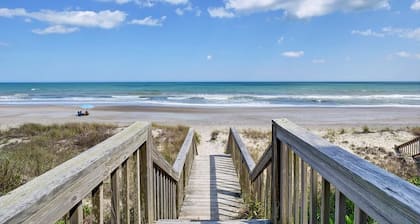 Higher Altitude 1 BR 1 BA Short walk to the beach!