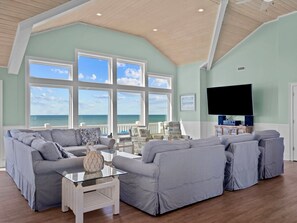 Smart-tv, tafelvoetbal, een tafeltennistafel en boeken