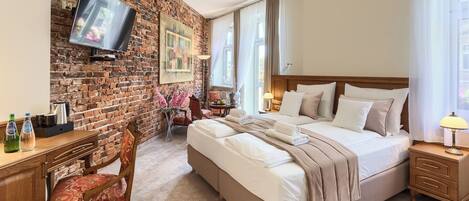 Kahden hengen deluxe-huone | Tallelokero huoneessa, työpöytä