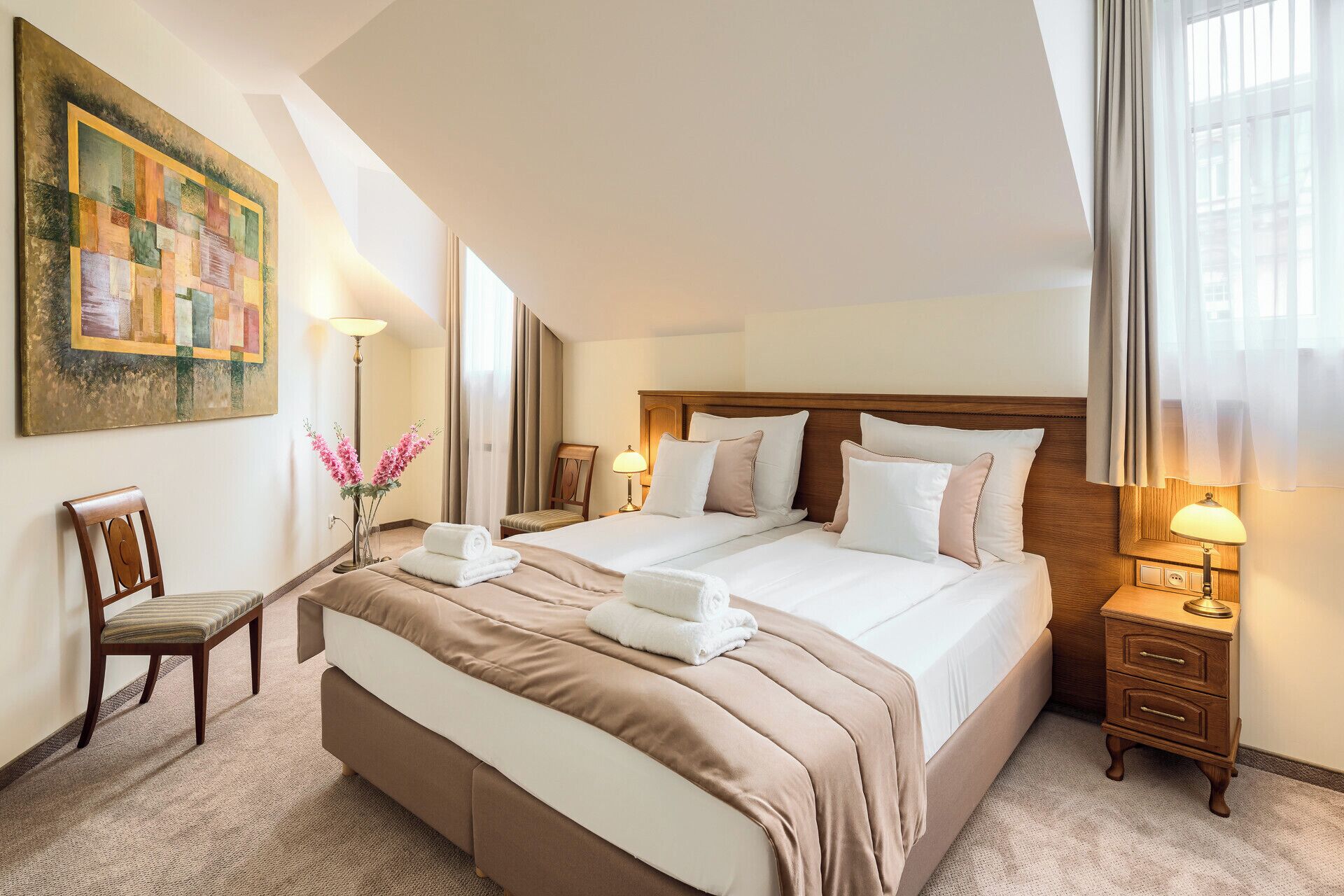 標準雙人房 | 房內夾萬、書桌、手提電腦工作空間、免費 Wi-Fi