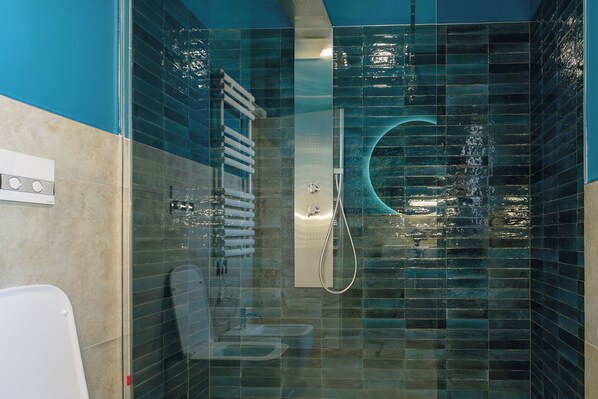 Appartement Supérieur | Salle de bain | Douche, douche hydromassante, articles de toilette gratuits