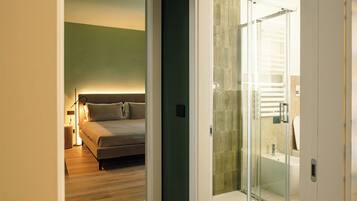 Presidential Apartment | Bathroom | Shower, hydromassage showerhead, free toiletries, hair dryer