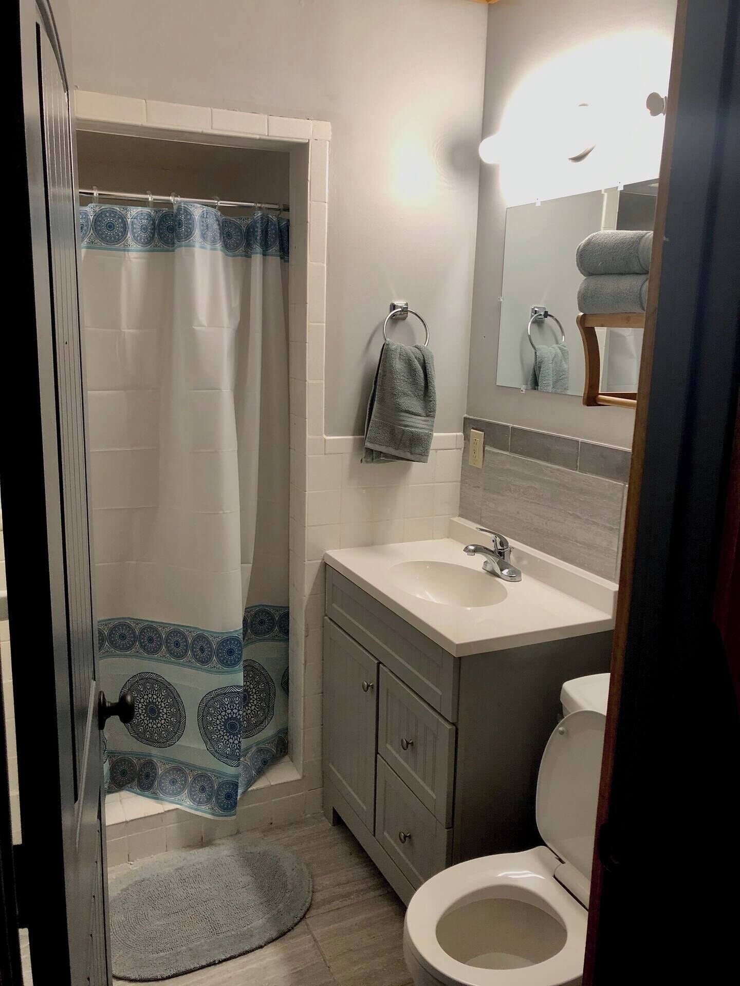 Secador de pelo y toallas